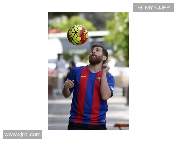 足球球星化身老大爷街头摆摊遭认出瞬间引发球迷围观热议